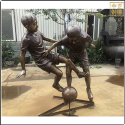 小孩踢足球人物銅雕塑